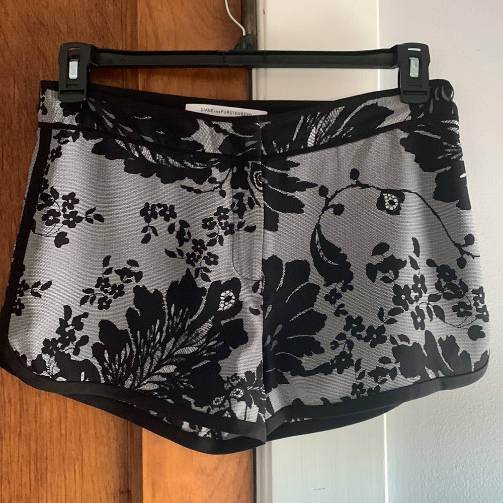 Diane Von Furstenberg Jen Shorts- Size 4